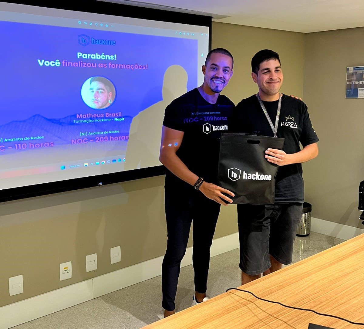 <strong>Motivação e engajamento marcam passagem do Road Show Hackone na Nap IT</strong> 1 Homenagem Lucas Palma a Matheus Souza - analista na Nap IT